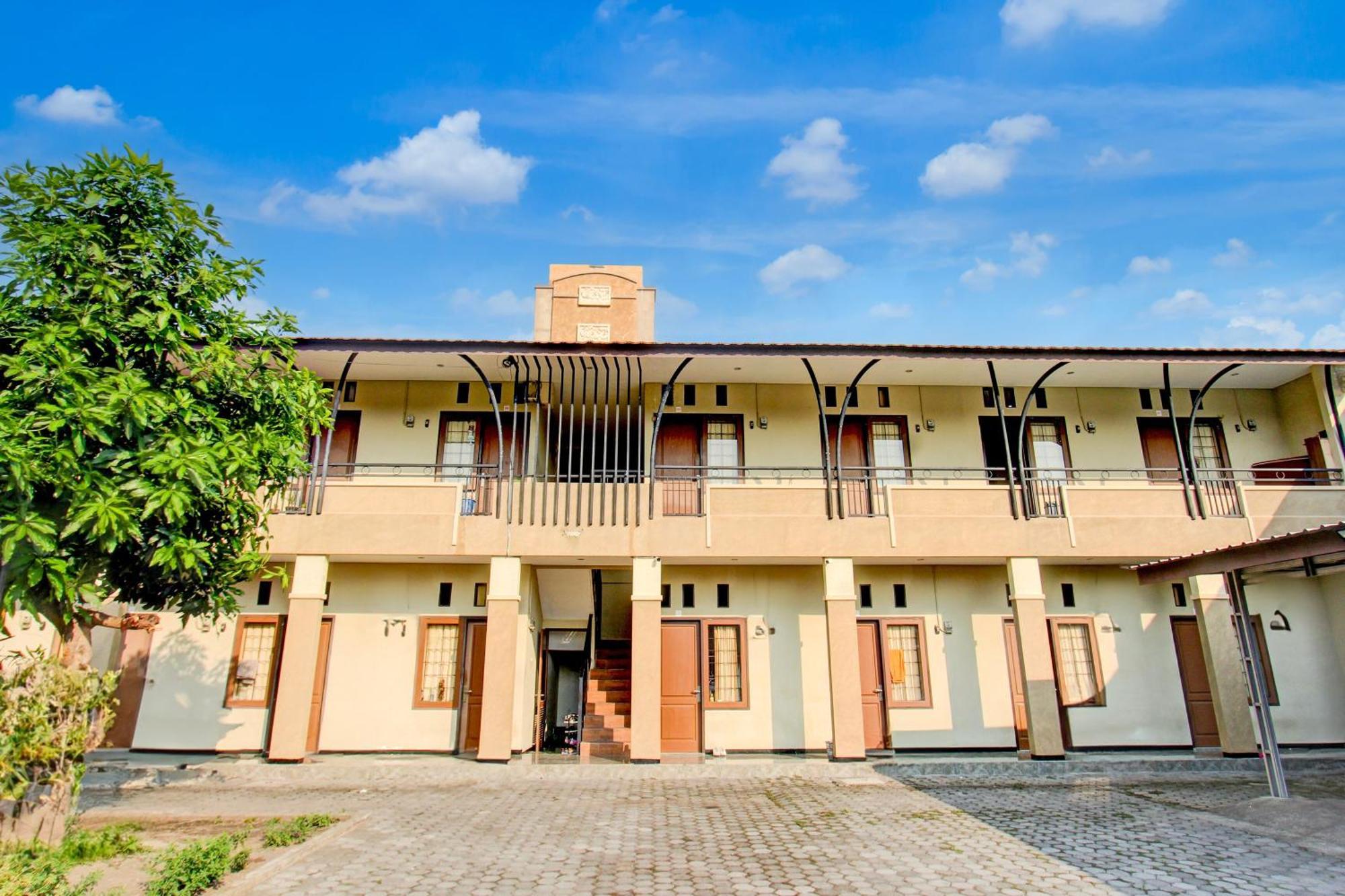 Oyo Life 93284 Kos Cendana Raya Hotel Mataram Exterior photo